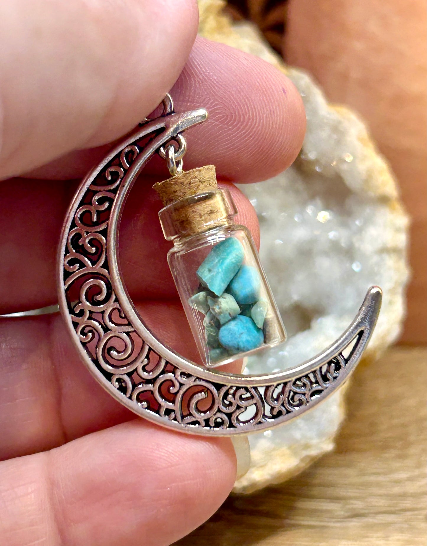 Pendentif en métal argenté et sodalite