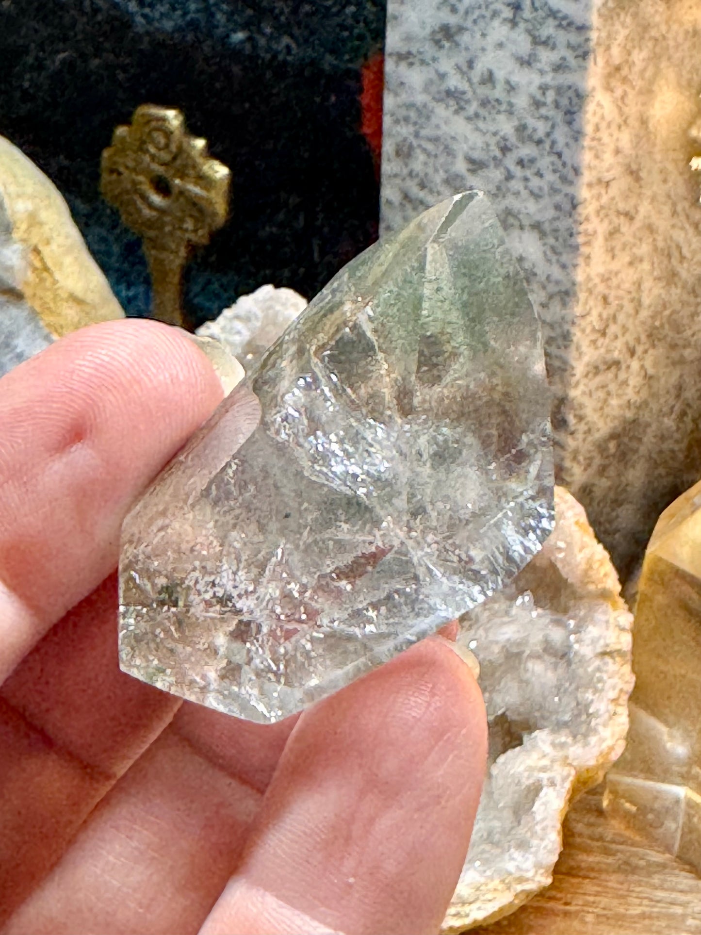 Pointe biterminée de quartz blanc avec inclusions