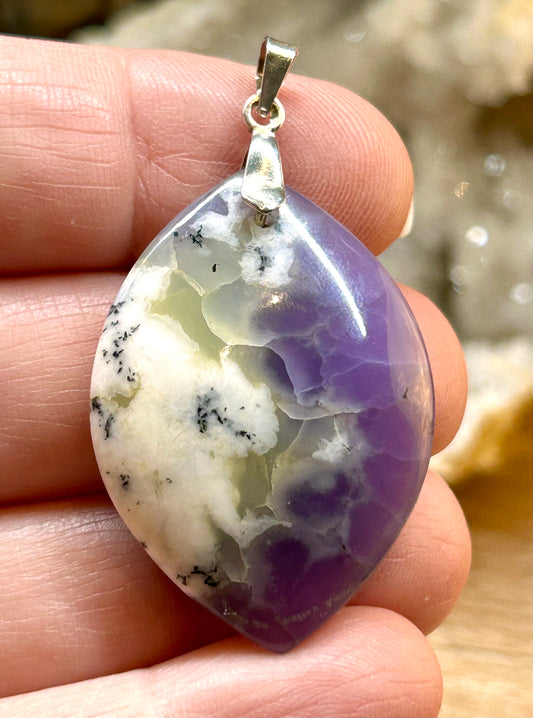 Pendentif d’opale violette