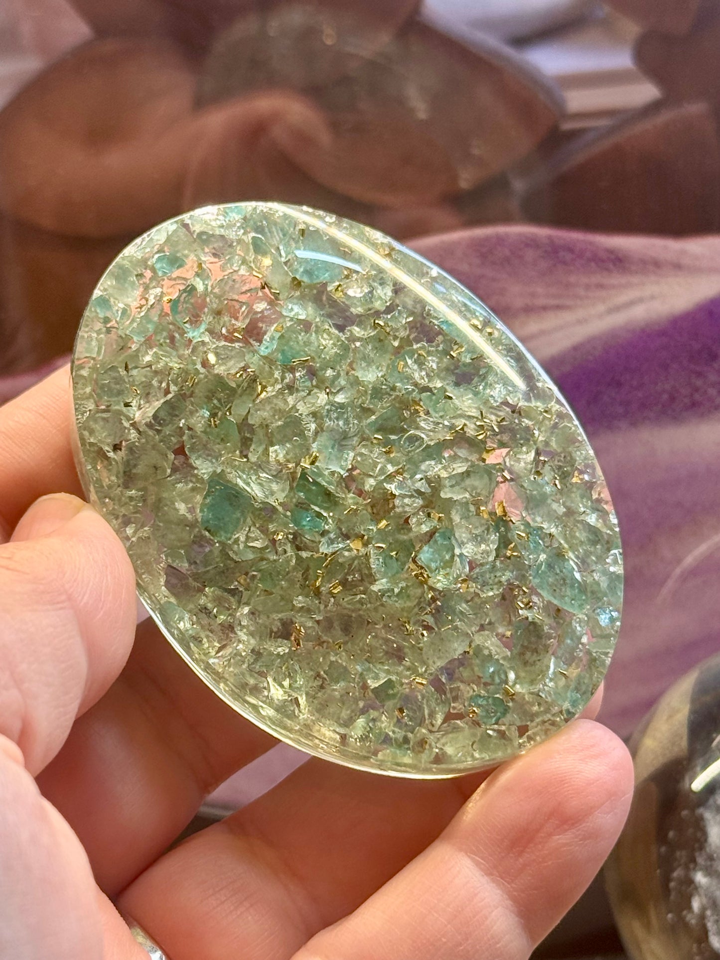 Galet d’Orgonite avec Aigue Marine