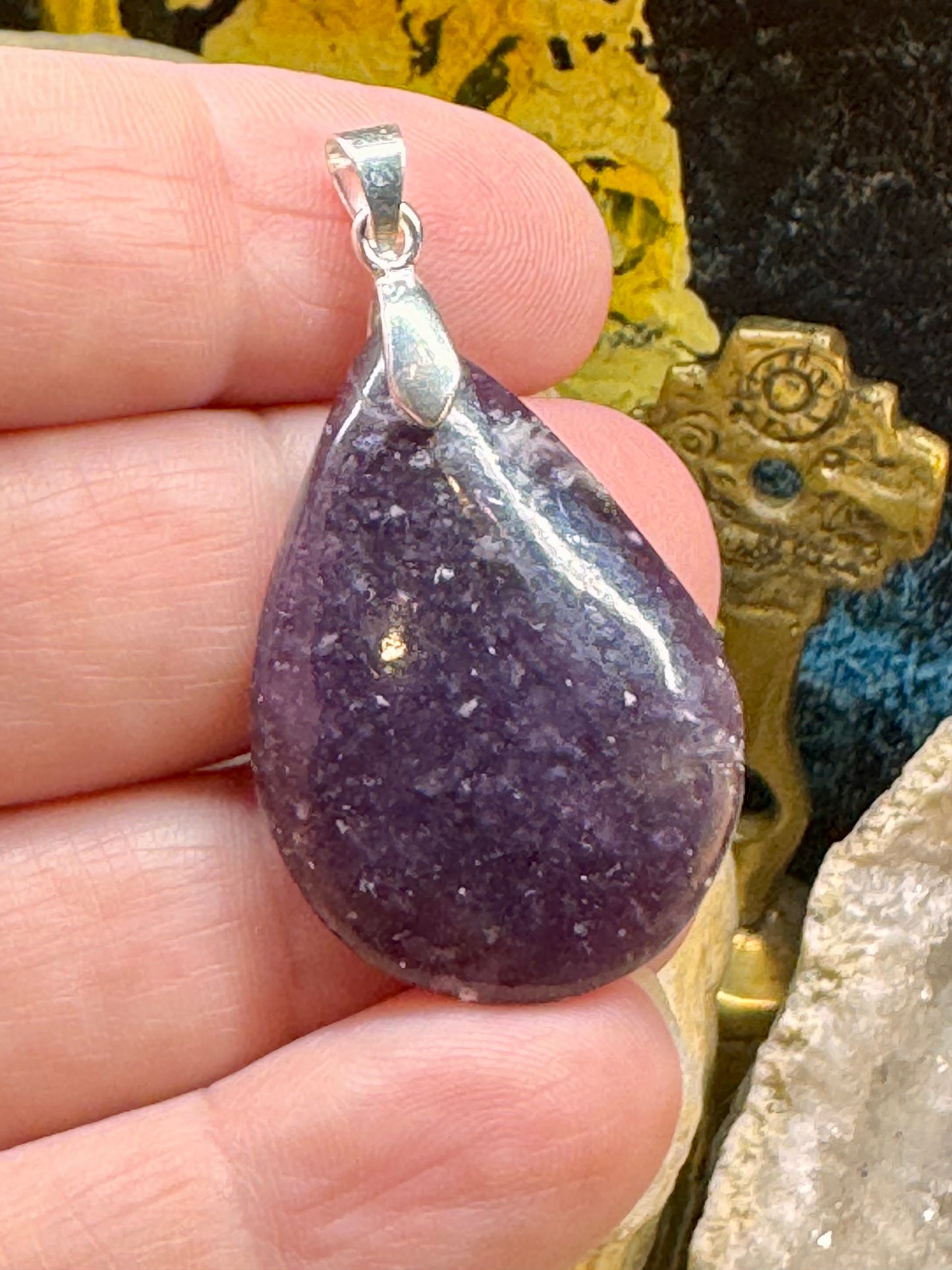 Pendentif goutte de lépidolite