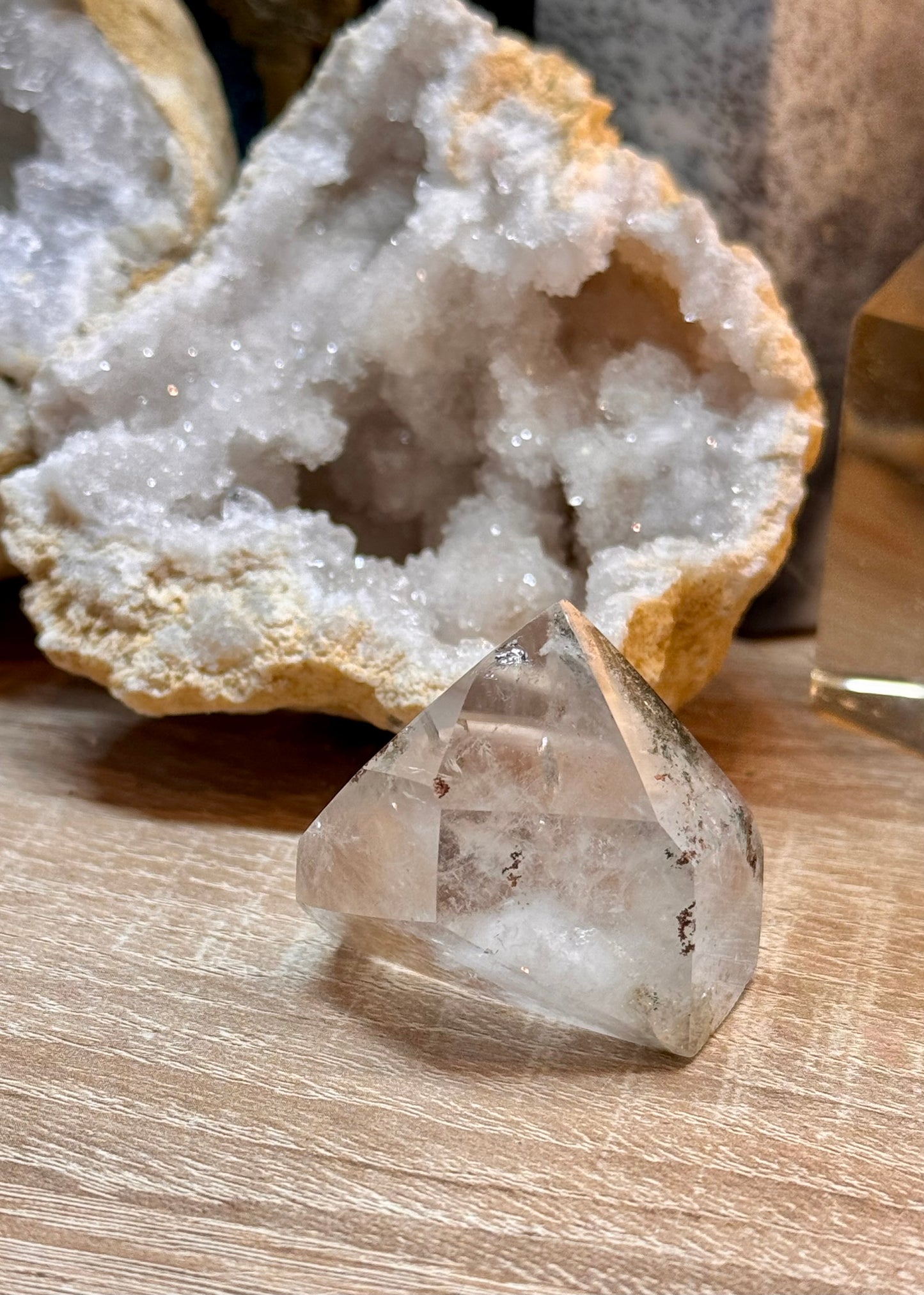 Pointe de quartz blanc avec inclusions