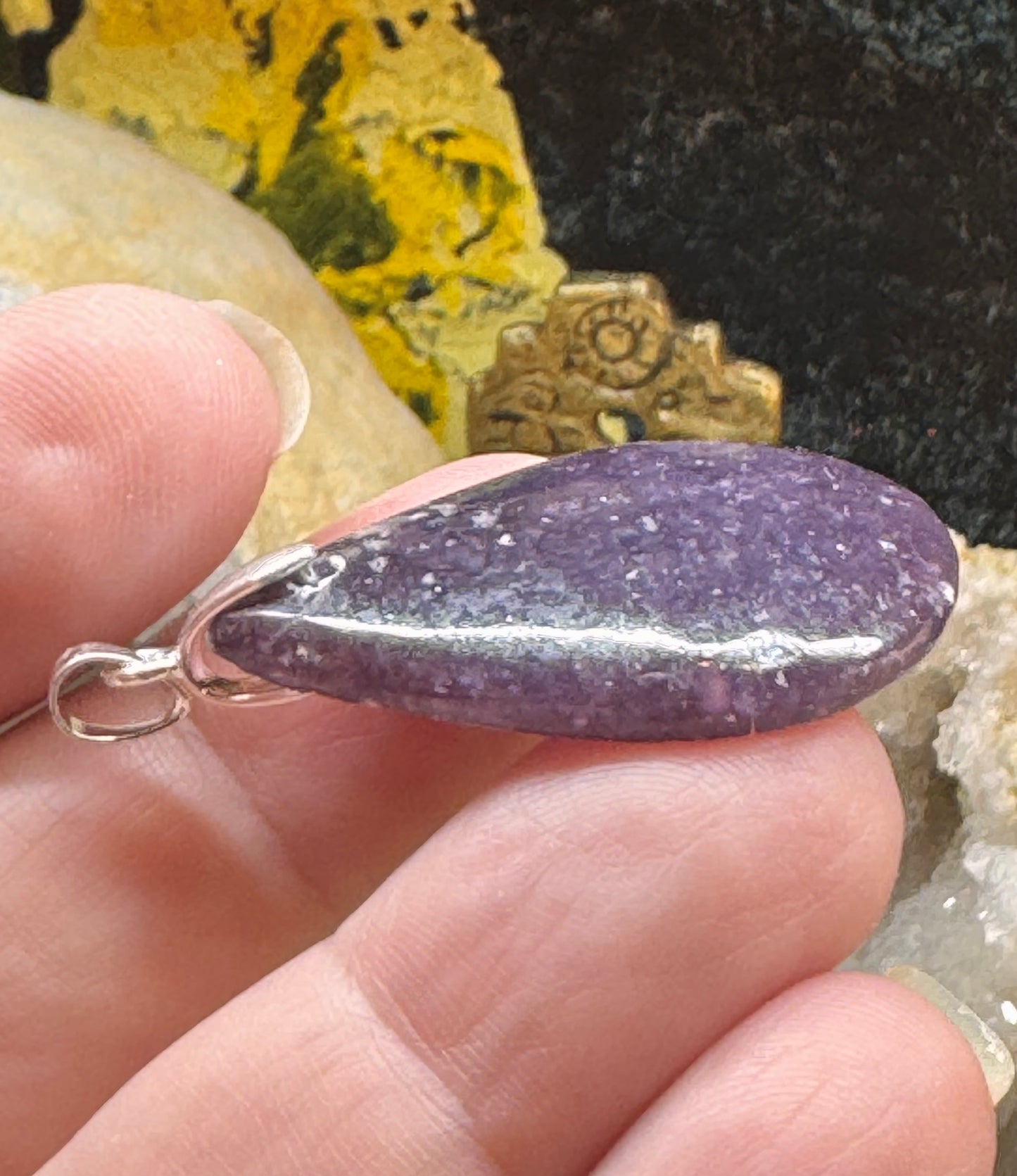 Pendentif goutte de lépidolite