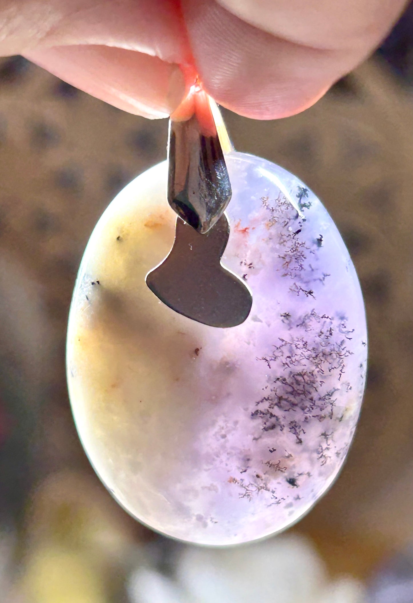 Pendentif d’opale dendritique violette