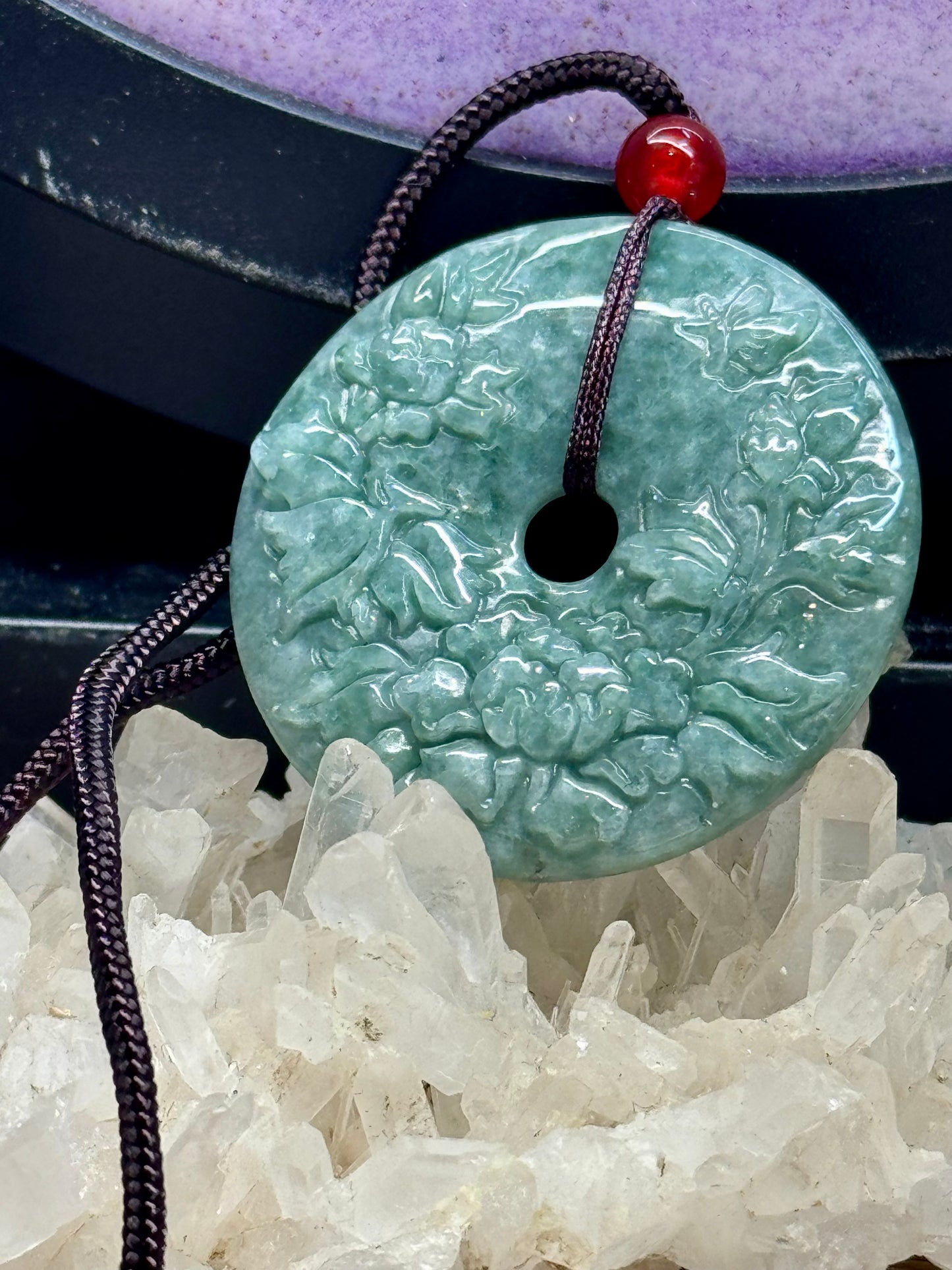 Collier avec Pierre Pi en Jade gravé