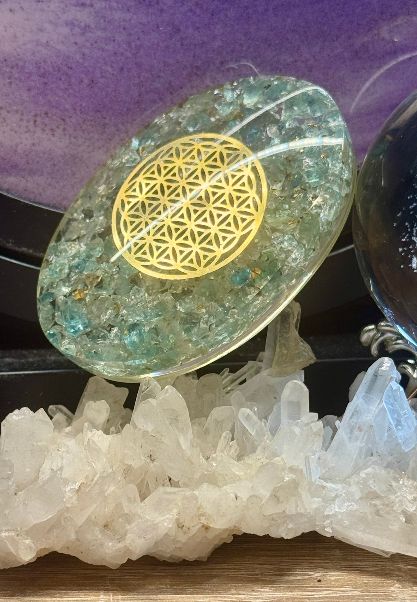 Galet d’Orgonite avec Aigue Marine