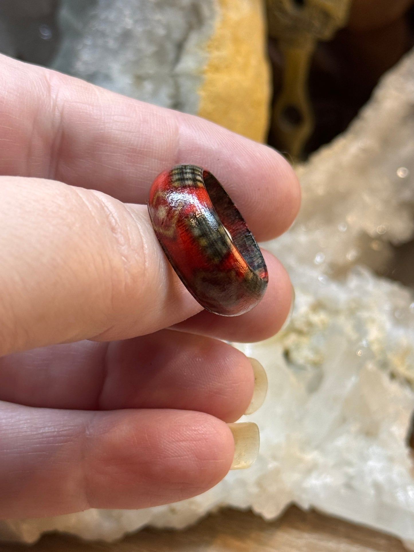 Bague fantaisie en bois rouge