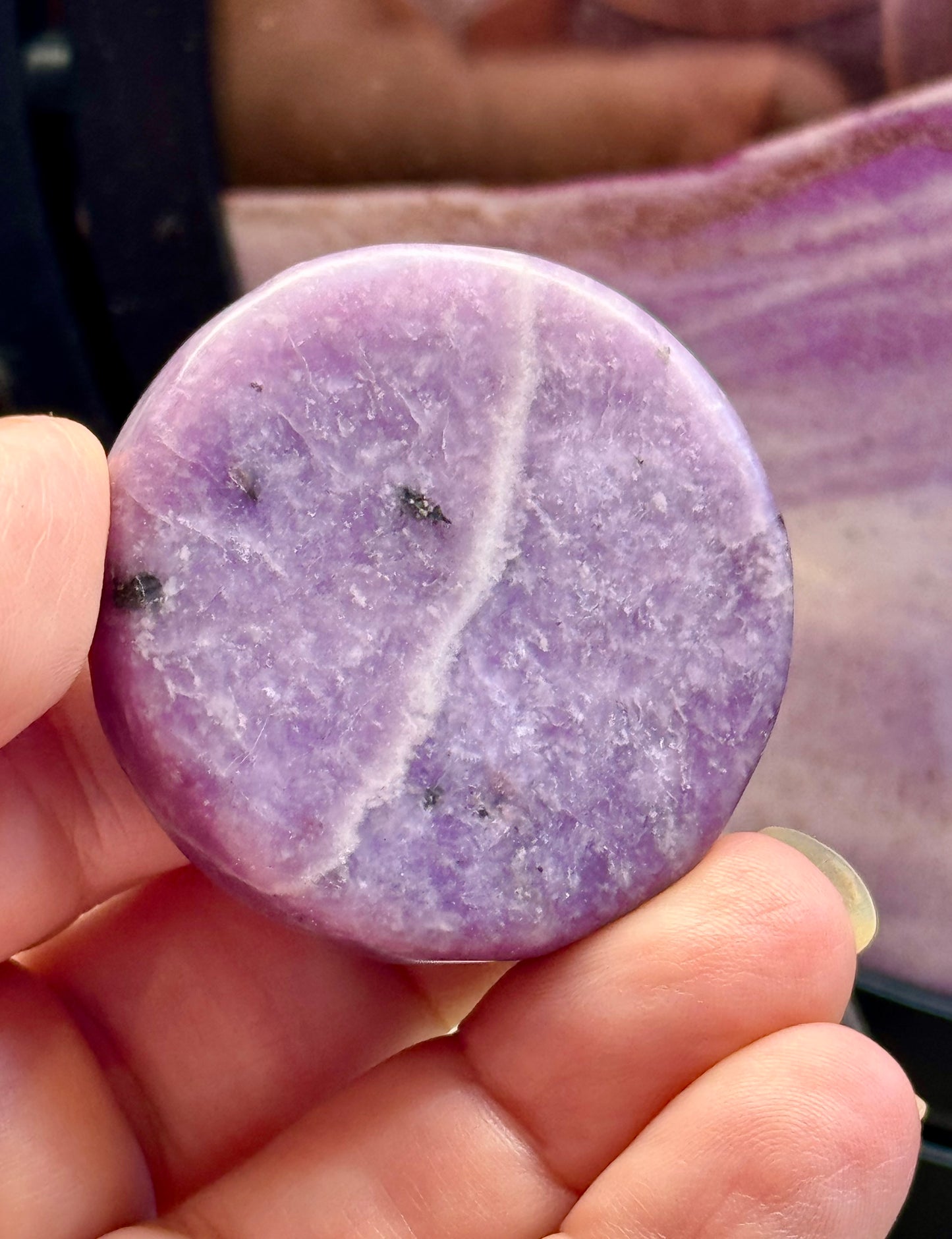 Galet de Lépidolite gravé