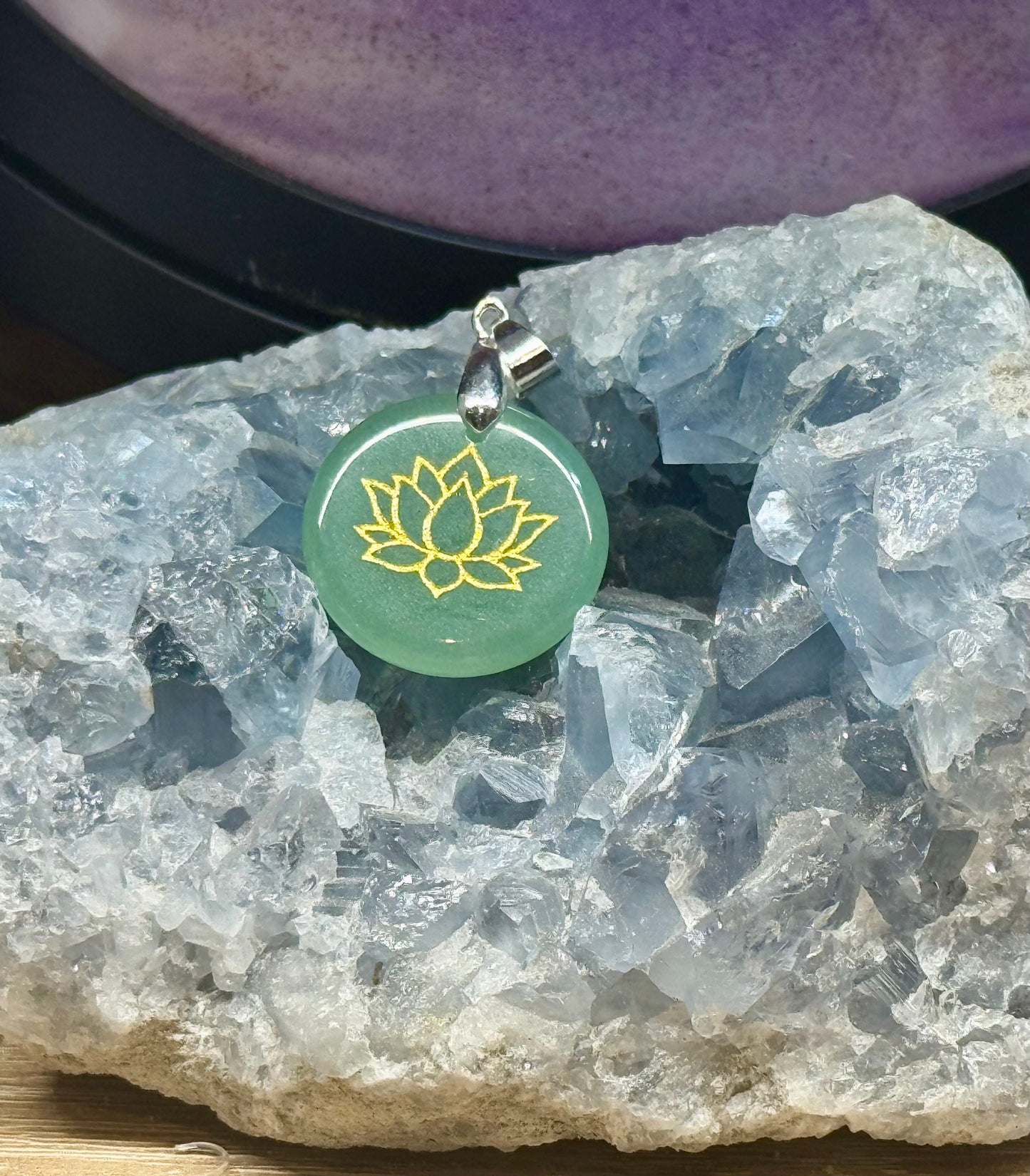 Pendentif rond en Aventurine verte et lotus