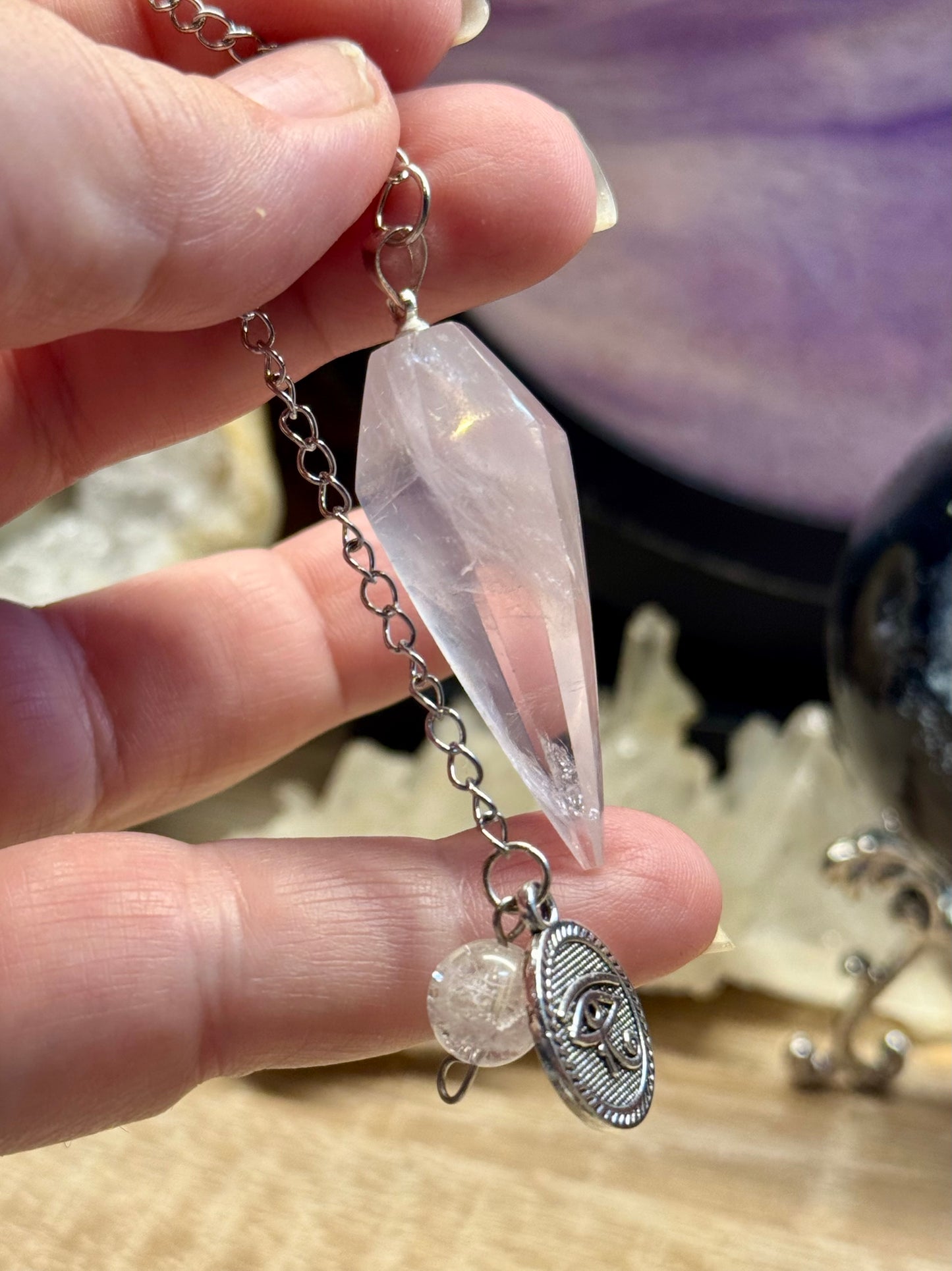 Pendule conique facetté en Quartz Rose