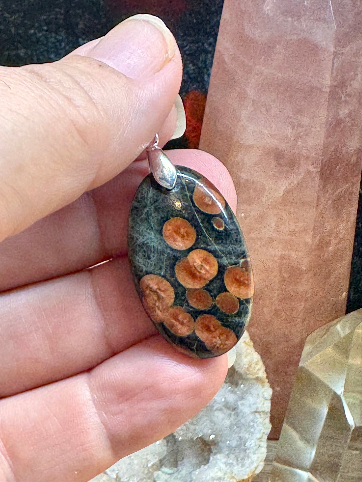 Pendentif d’obsidienne cacahuète
