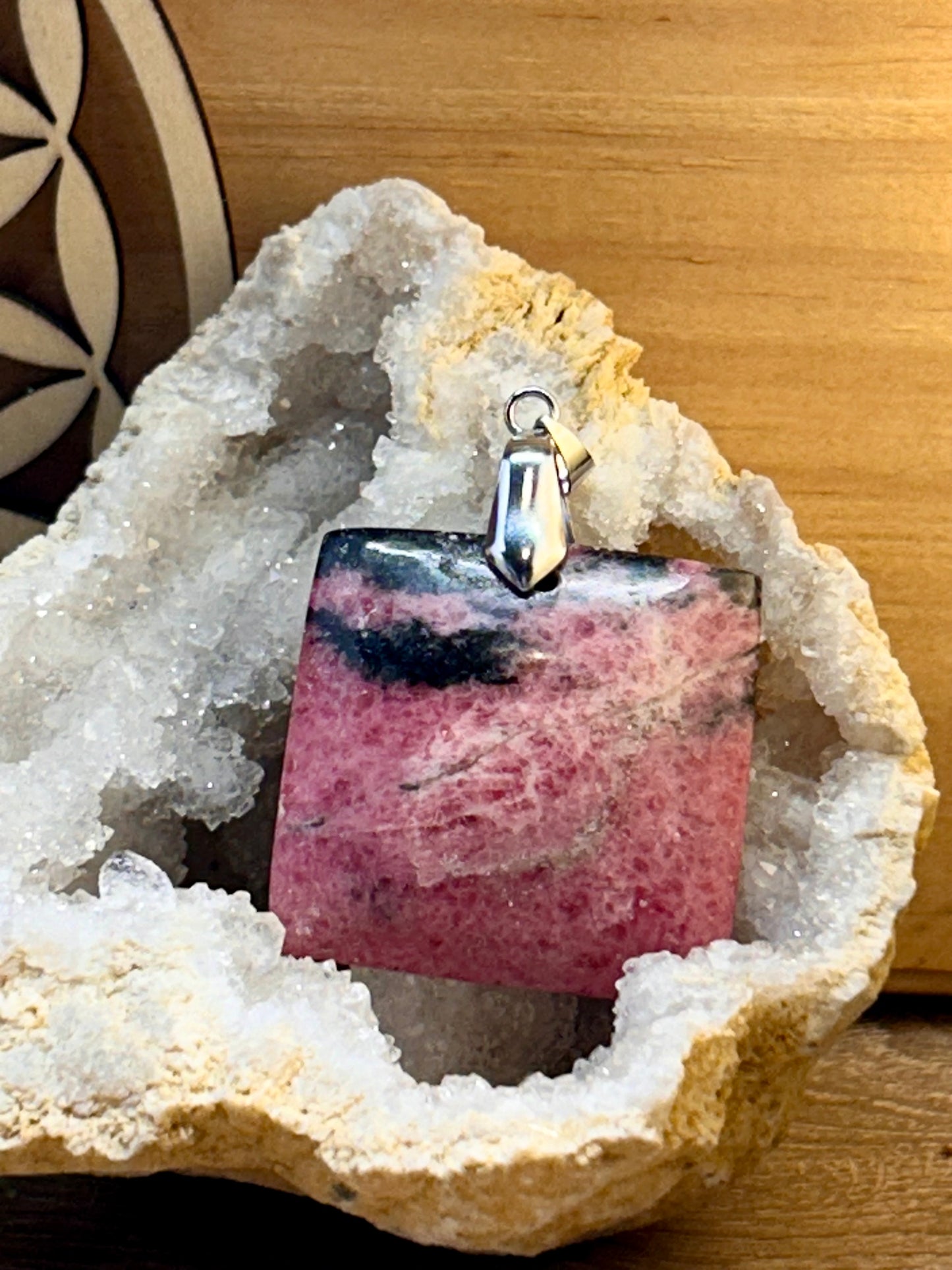 Pendentif de rhodonite veinée