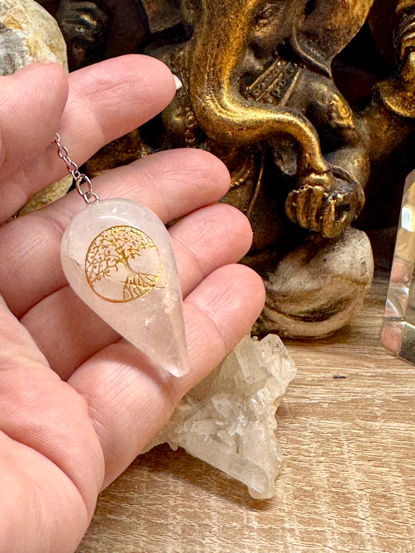 Pendule goutte gravé en cristal de roche