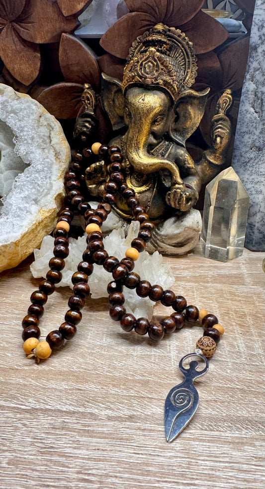 Collier de perles en bois