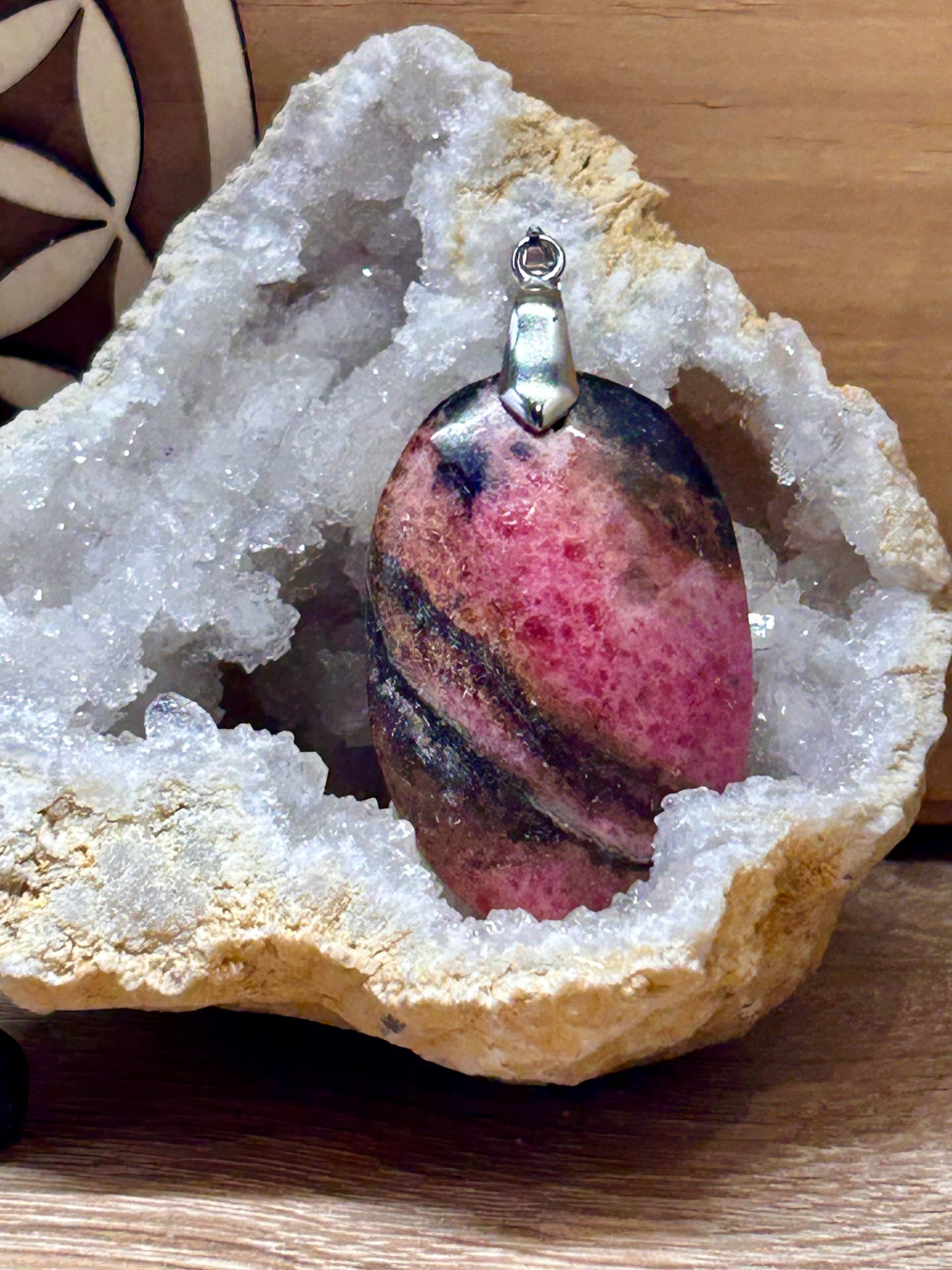 Pendentif de rhodonite veinée