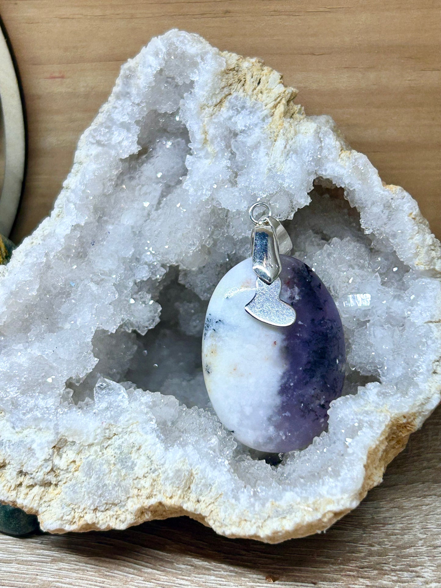 Pendentif d’opale dendritique violette