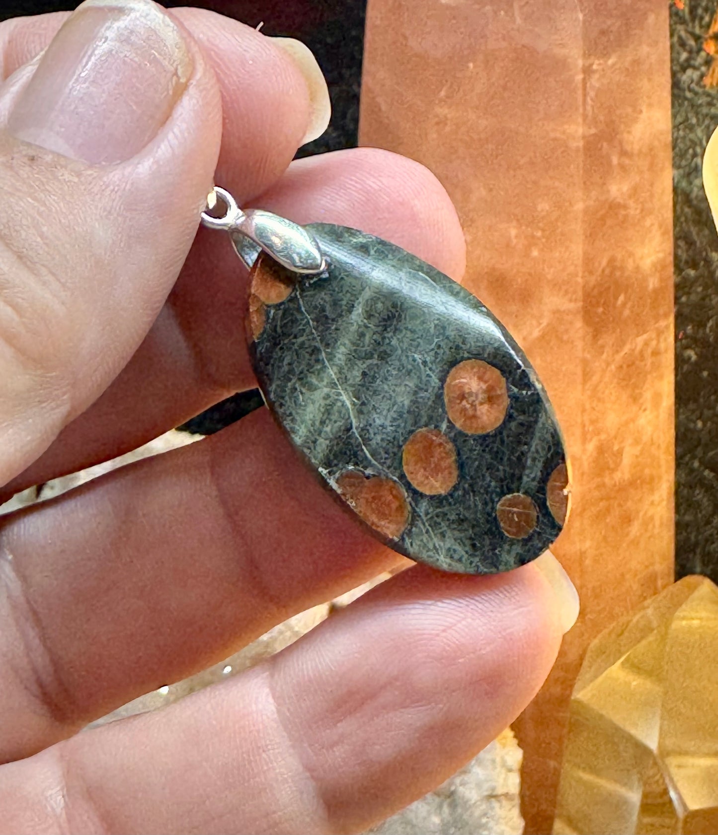 Pendentif d’obsidienne cacahuète