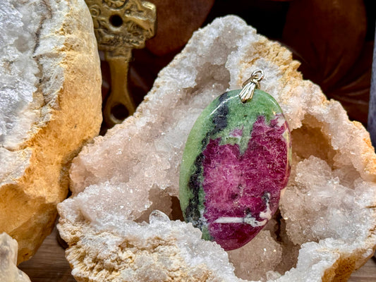 Pendentif de rubis zoïsite
