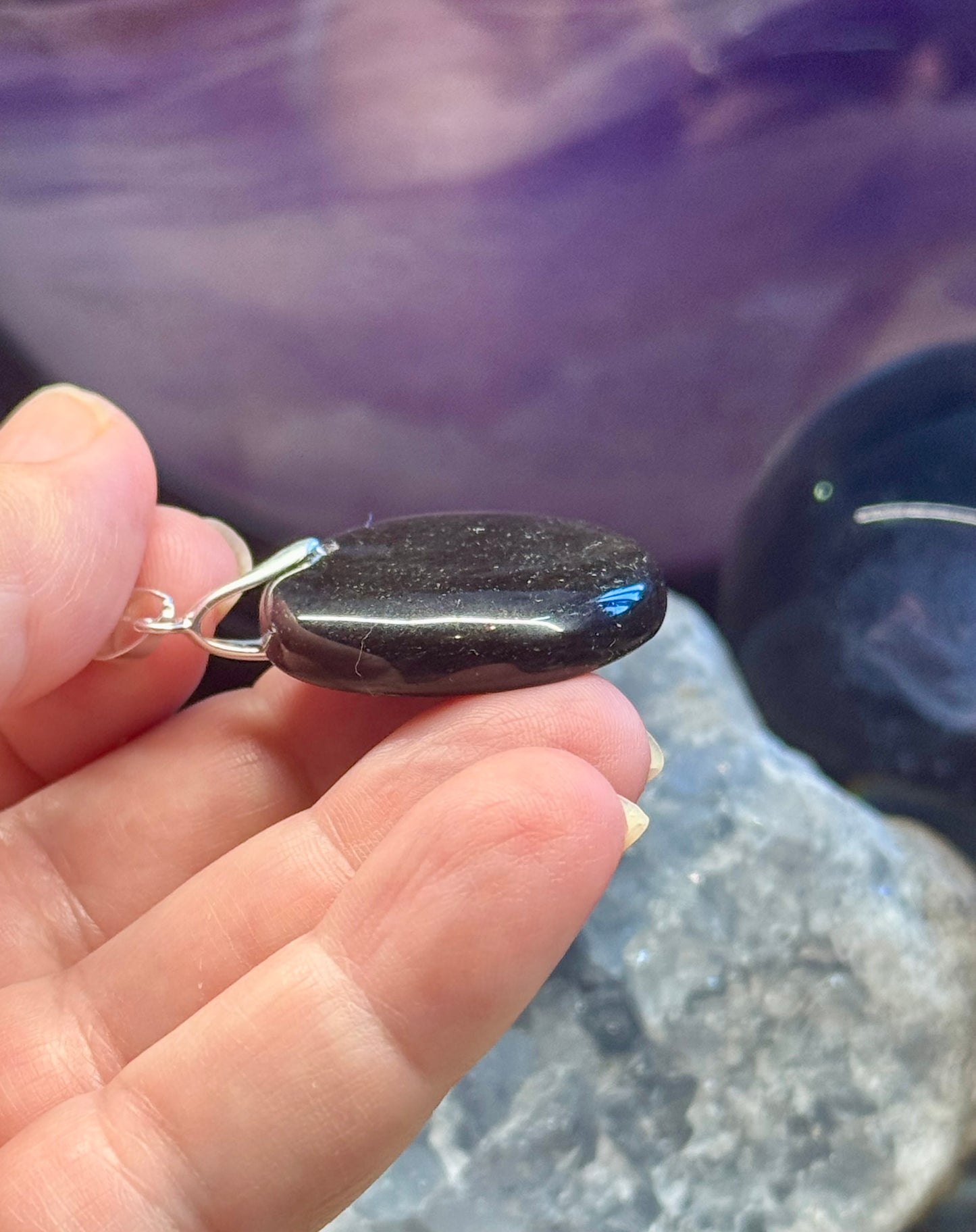 Pendentif rond d’obsidienne dorée