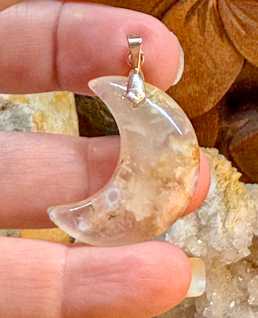 Pendentif croissant de lune en agate fleurs de cerisier