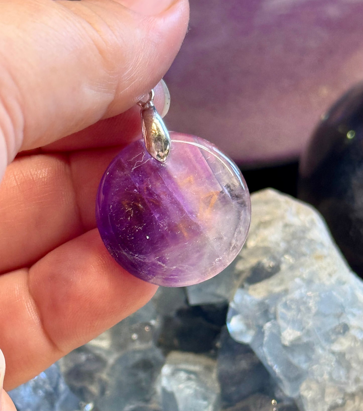 Pendentif rond en Améthyste et Lotus