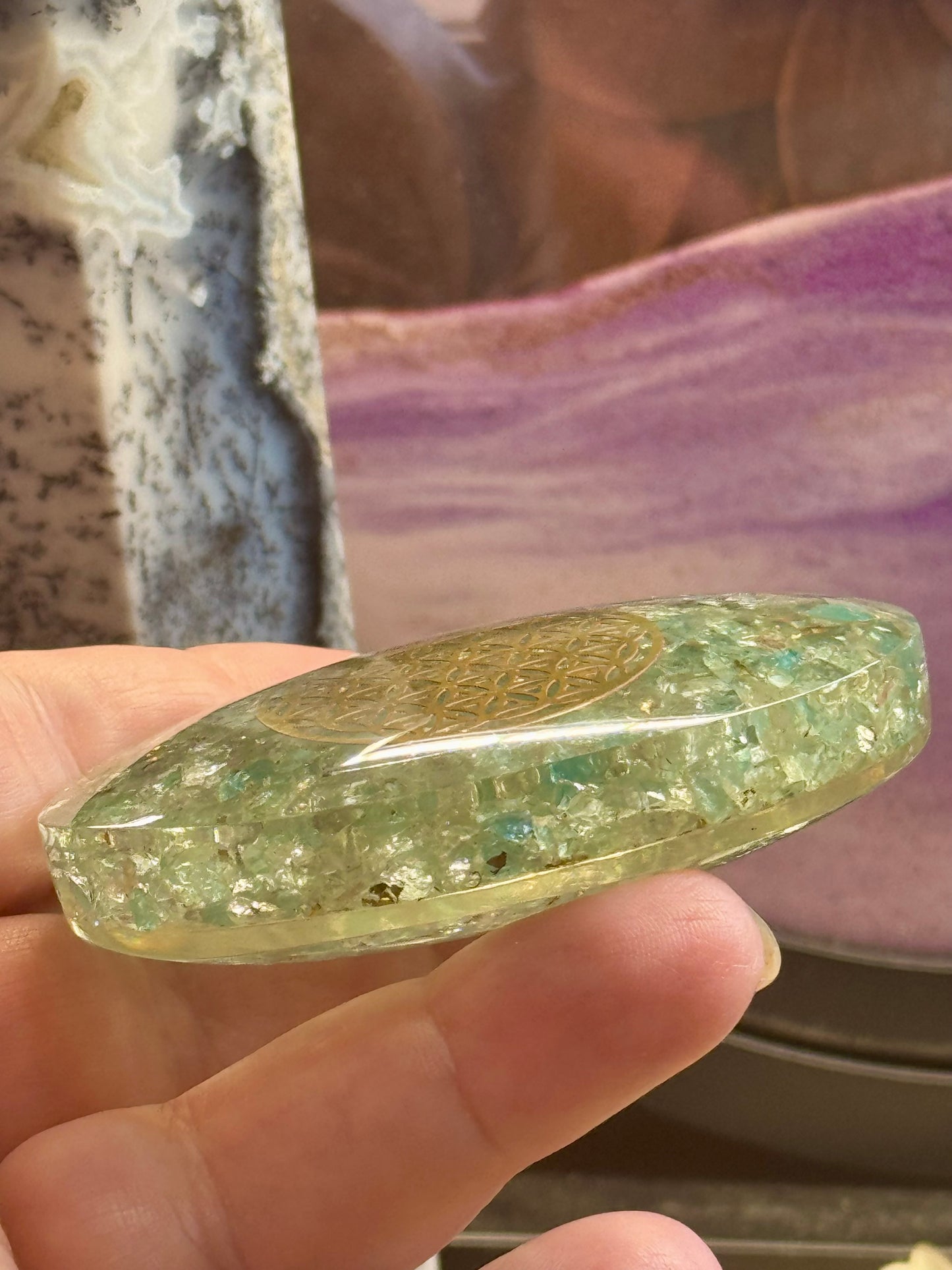 Galet d’Orgonite avec Aigue Marine