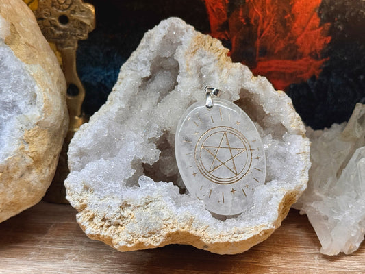 Pendentif de cristal de roche pentacle