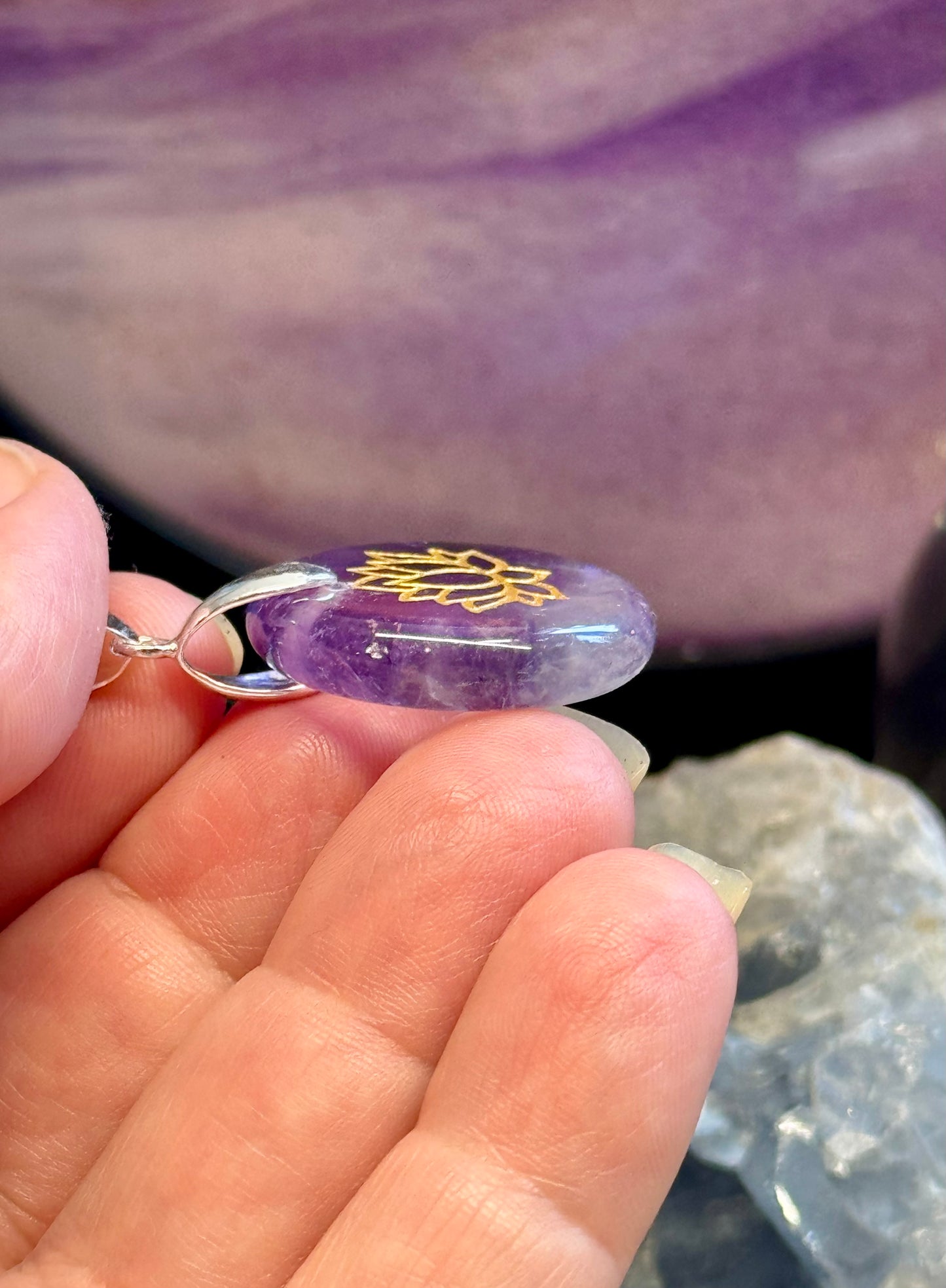 Pendentif rond en Améthyste et Lotus