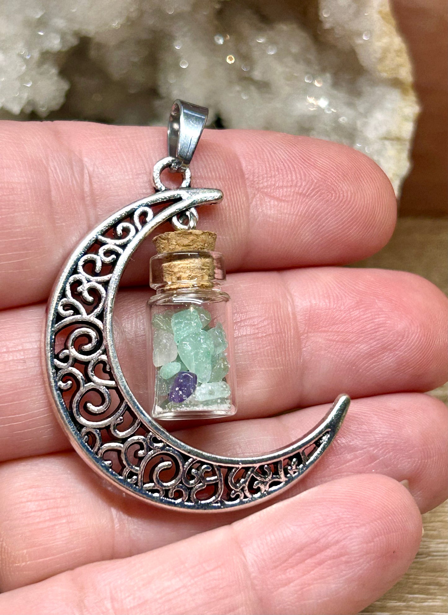 Pendentif en métal argenté et sodalite