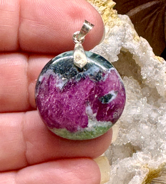 Pendentif de rubis zoïsite