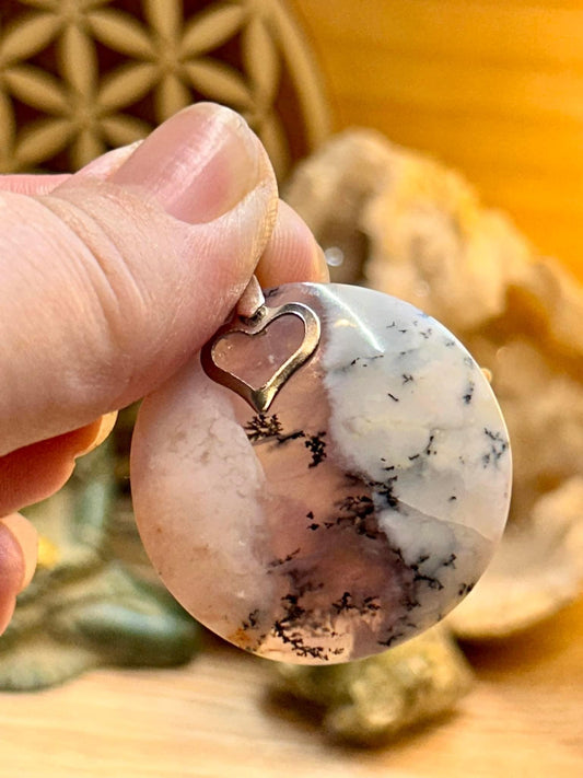 Pendentif d’opale violette