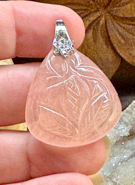 Pendentif de quartz rose gravé