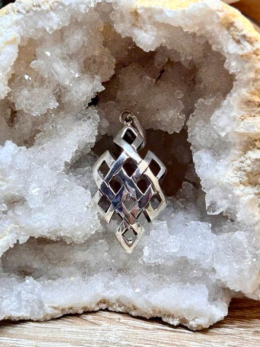 Pendentif de noeud sans fin