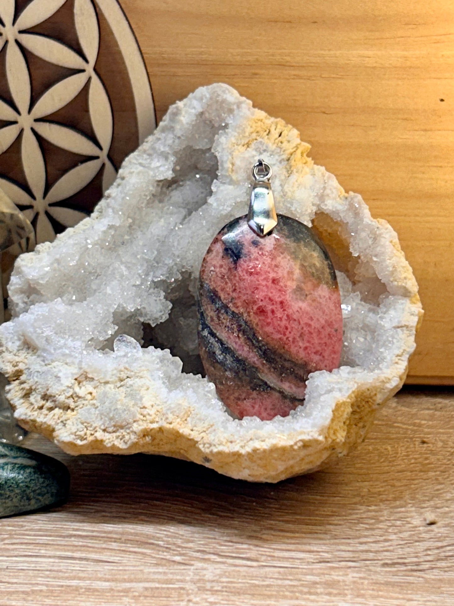 Pendentif de rhodonite veinée