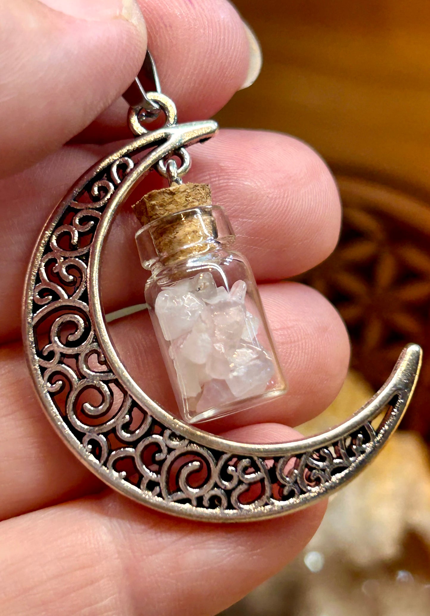 Pendentif en métal argenté et sodalite
