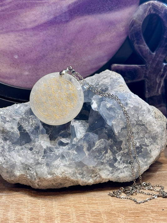 Collier pendentif cristal de roche gravé fleur de vie
