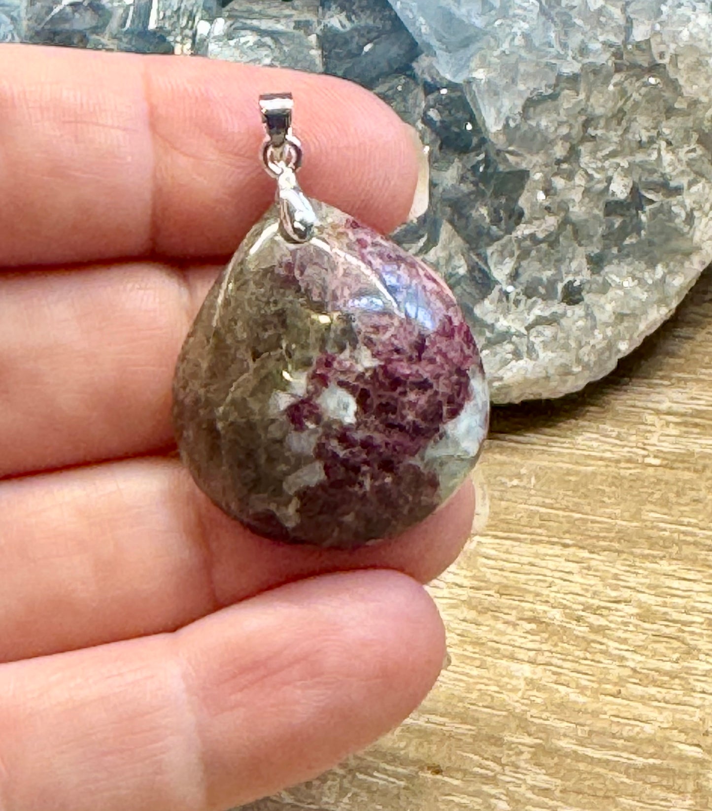 Pendentif d'eudialyte