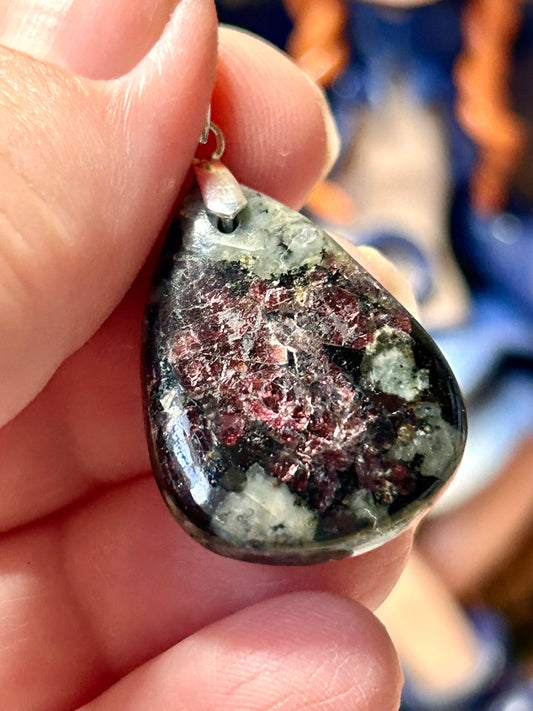 Pendentif d’eudialyte