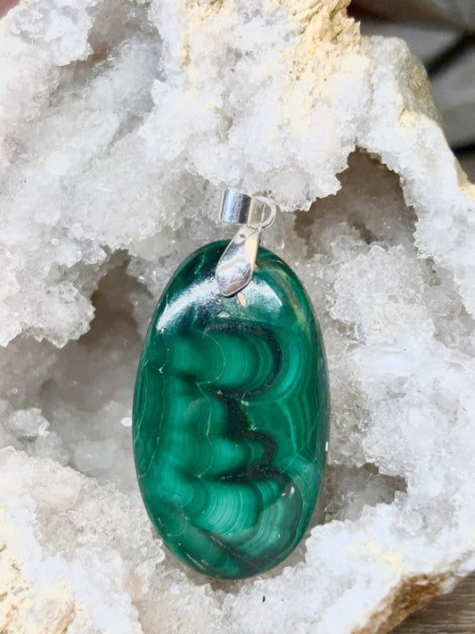 Pendentif de malachite avec bélière en argent