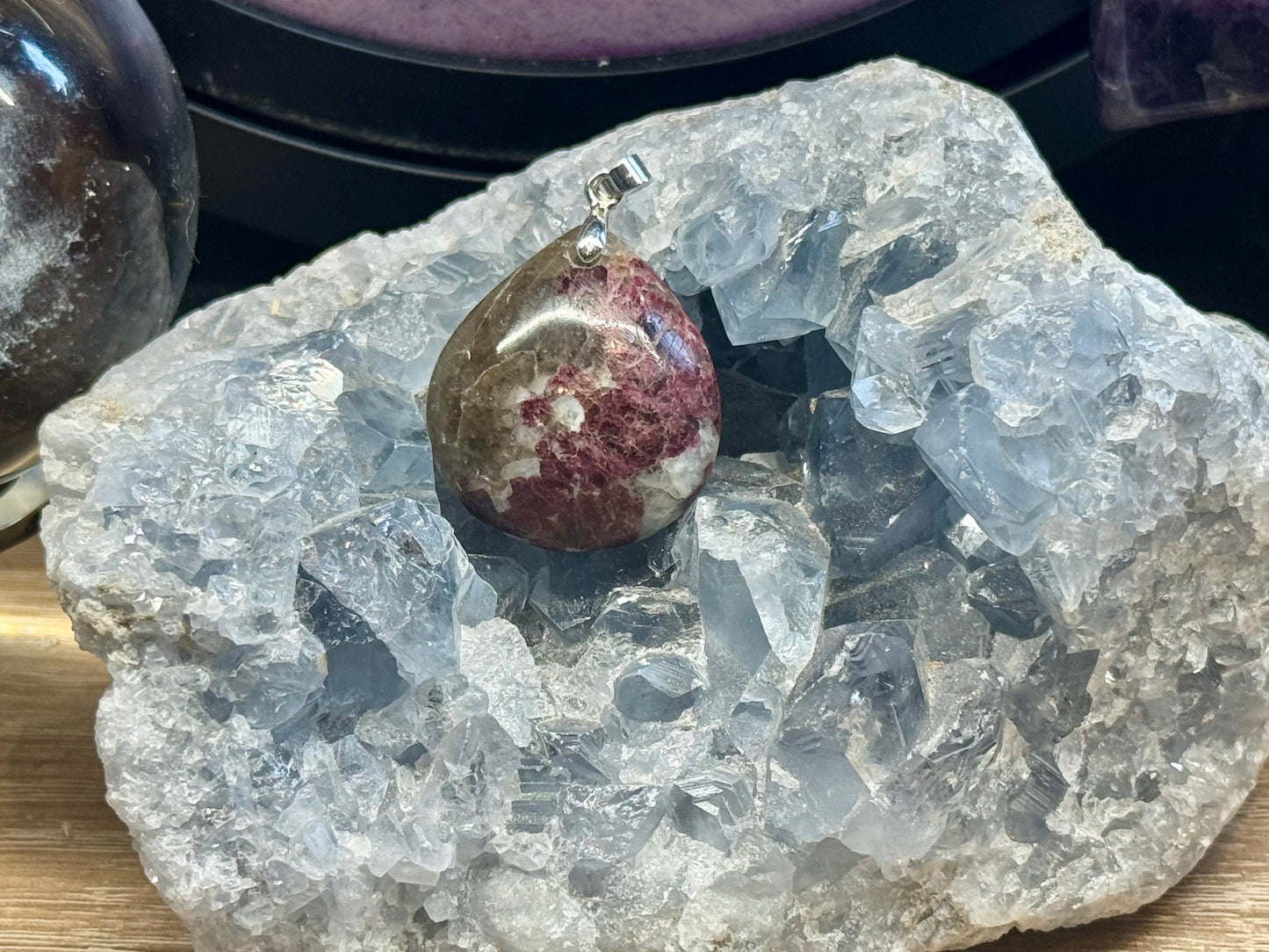 Pendentif d'eudialyte