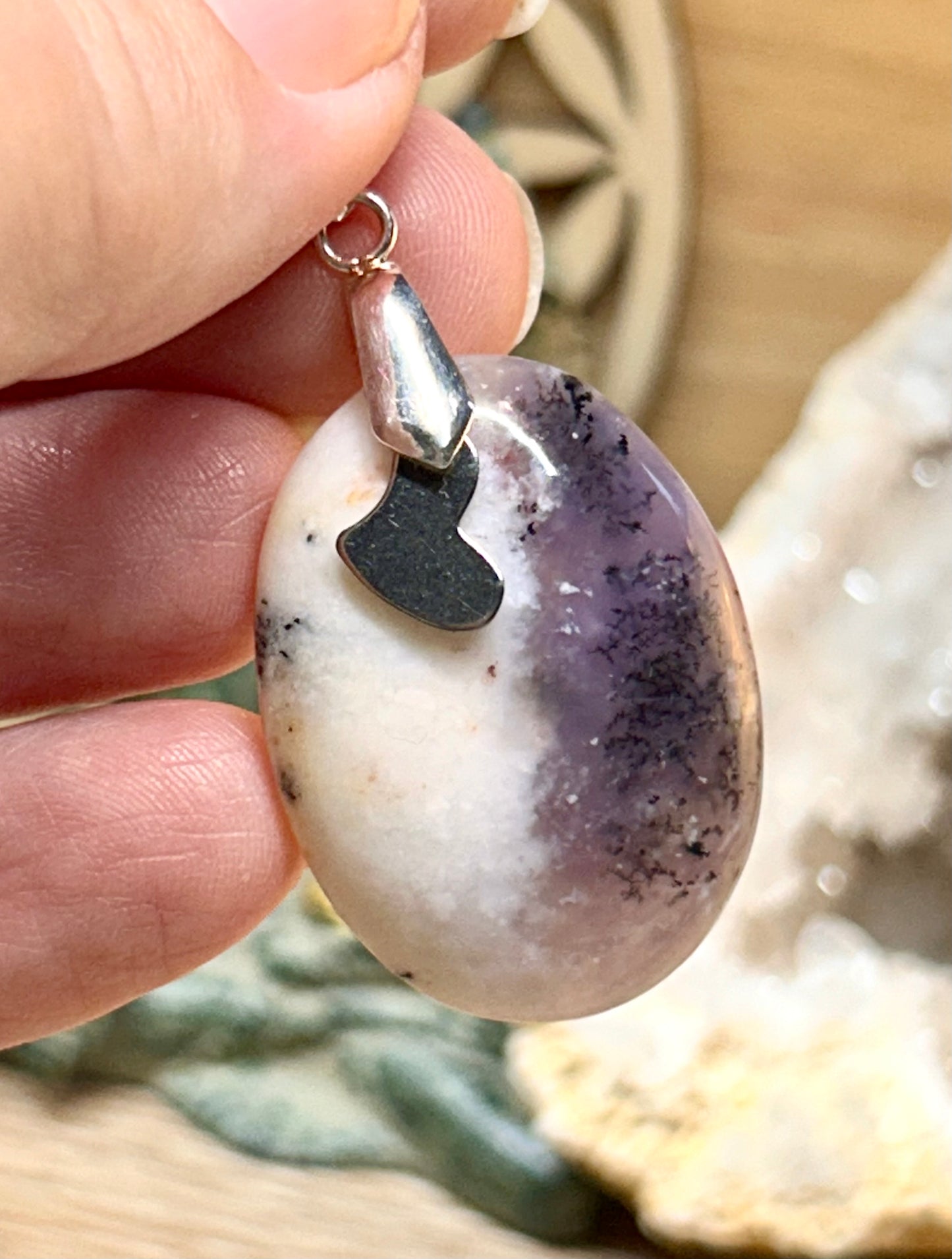 Pendentif d’opale dendritique violette