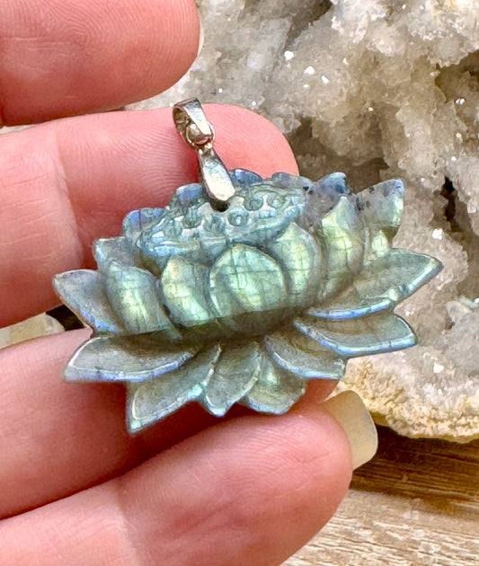 Pendentif lotus en labradorite