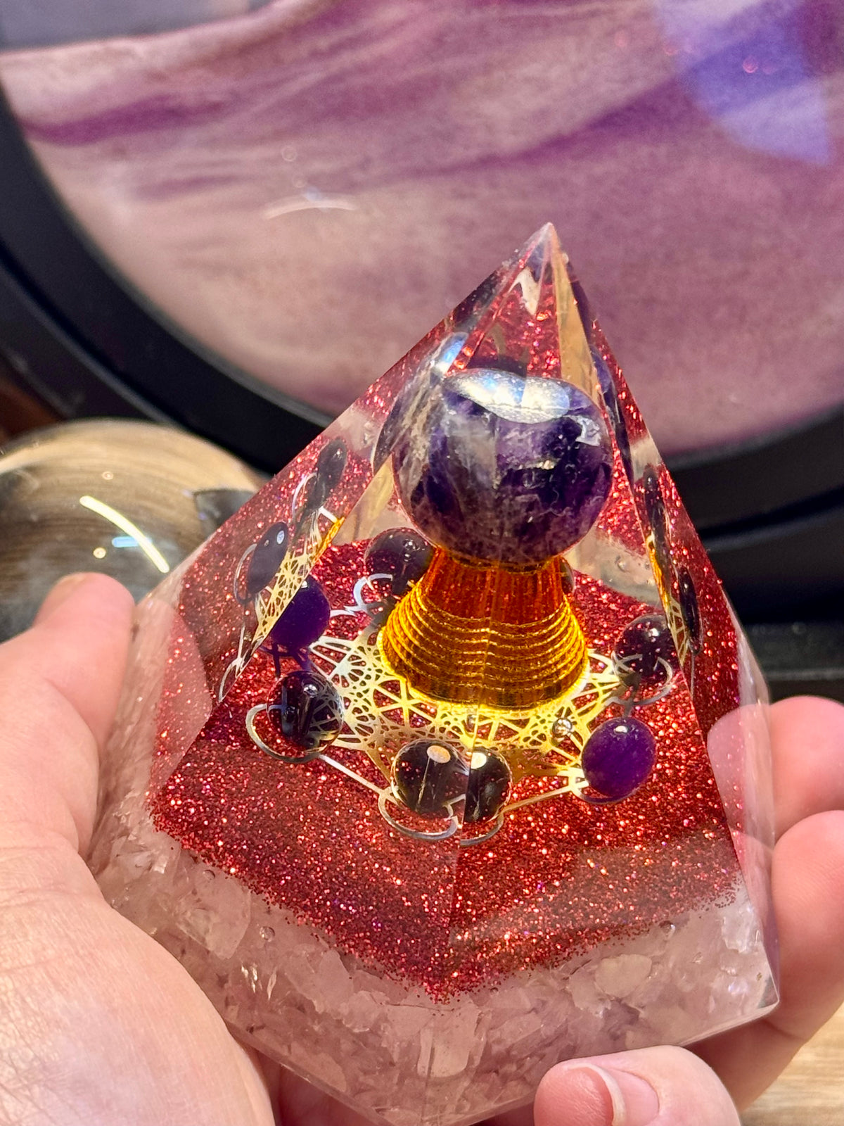 Orgonite pyramidale "Paix et Amour Inconditionnel"