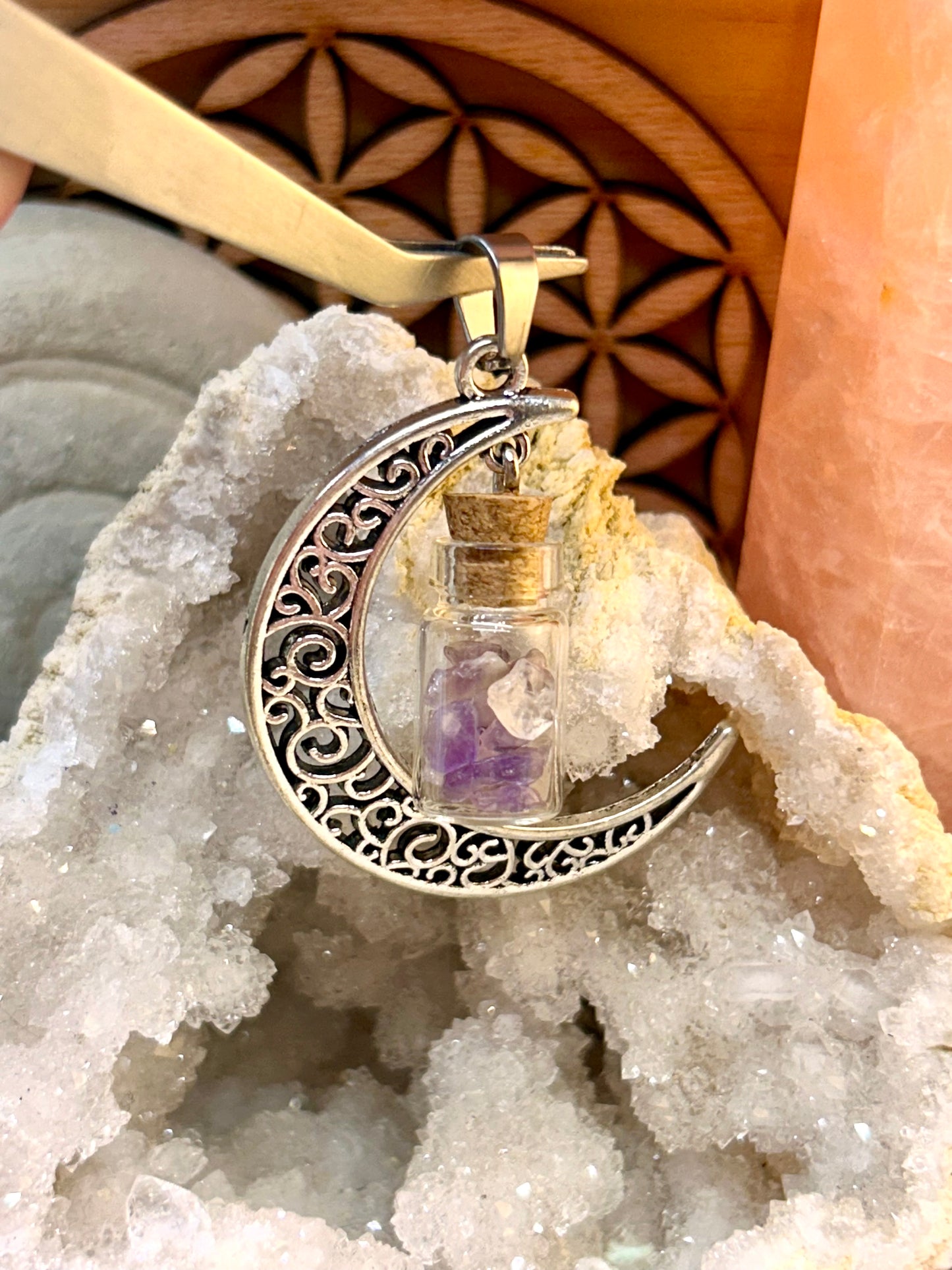 Pendentif en métal argenté et sodalite