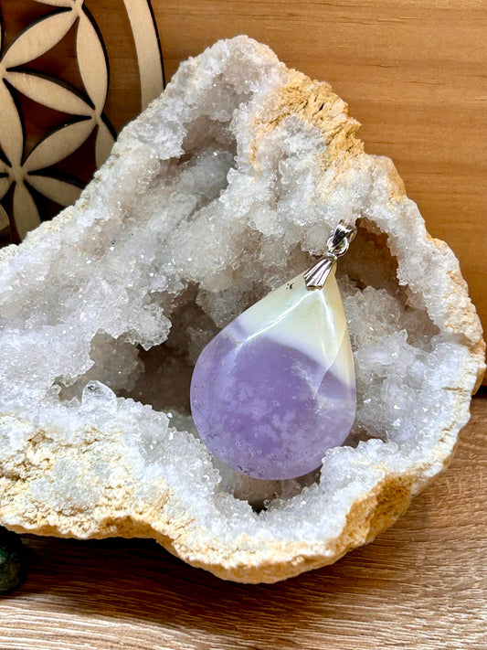Pendentif d’opale violette