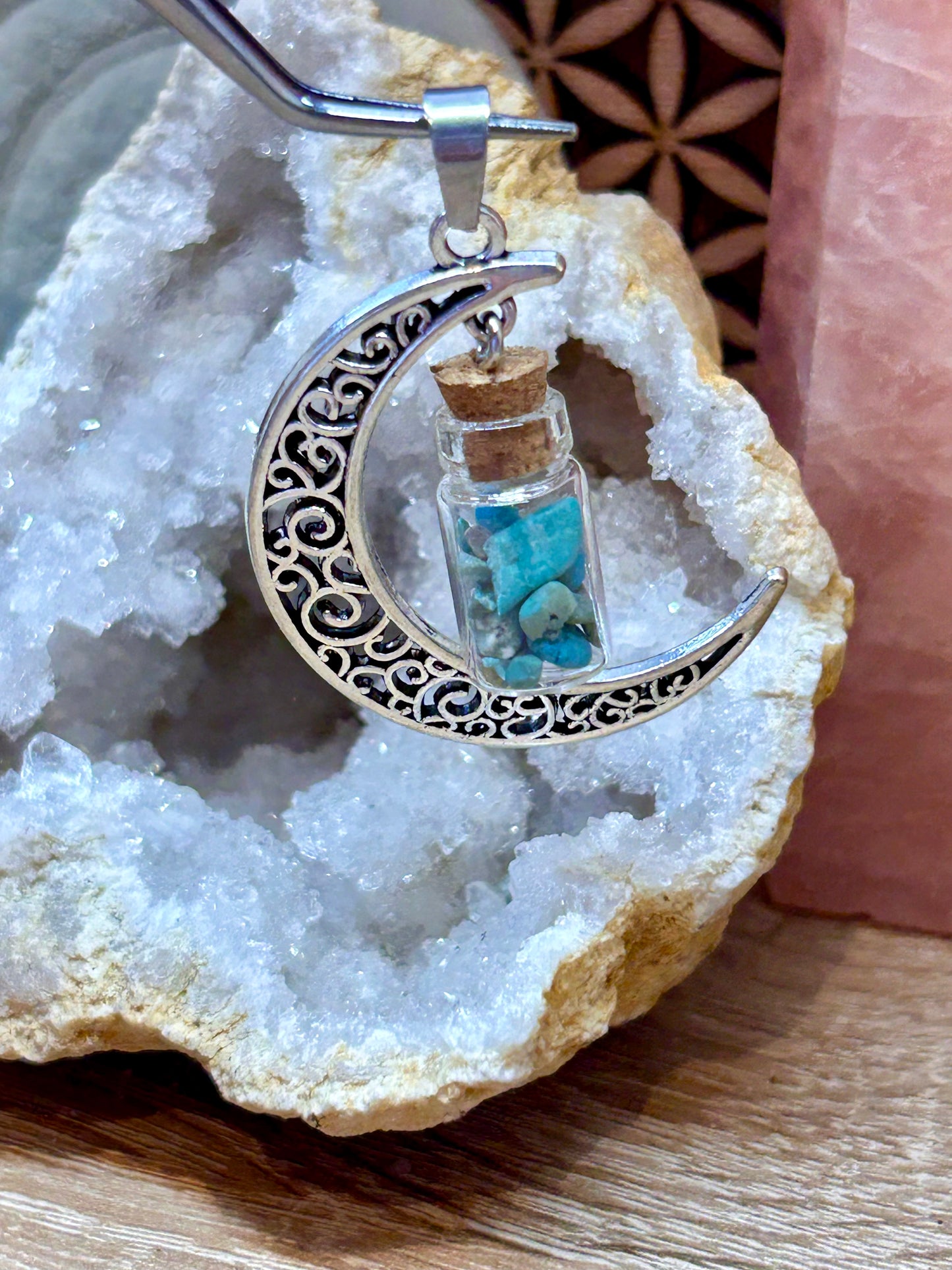 Pendentif en métal argenté et sodalite