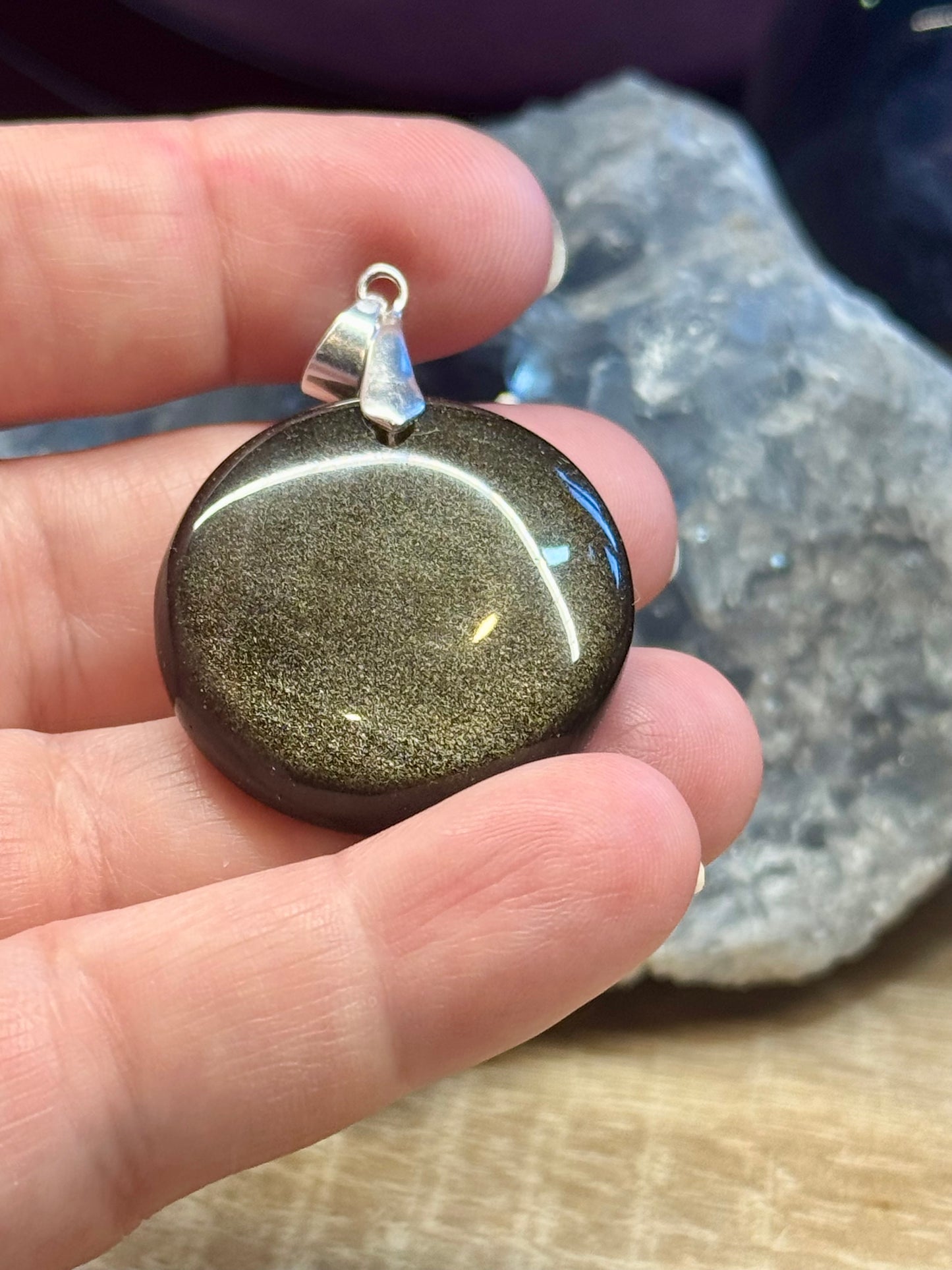 Pendentif rond d’obsidienne dorée