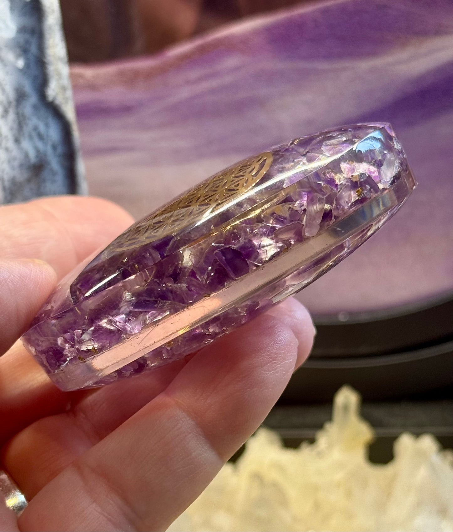 Galet d’Orgonite avec améthyste
