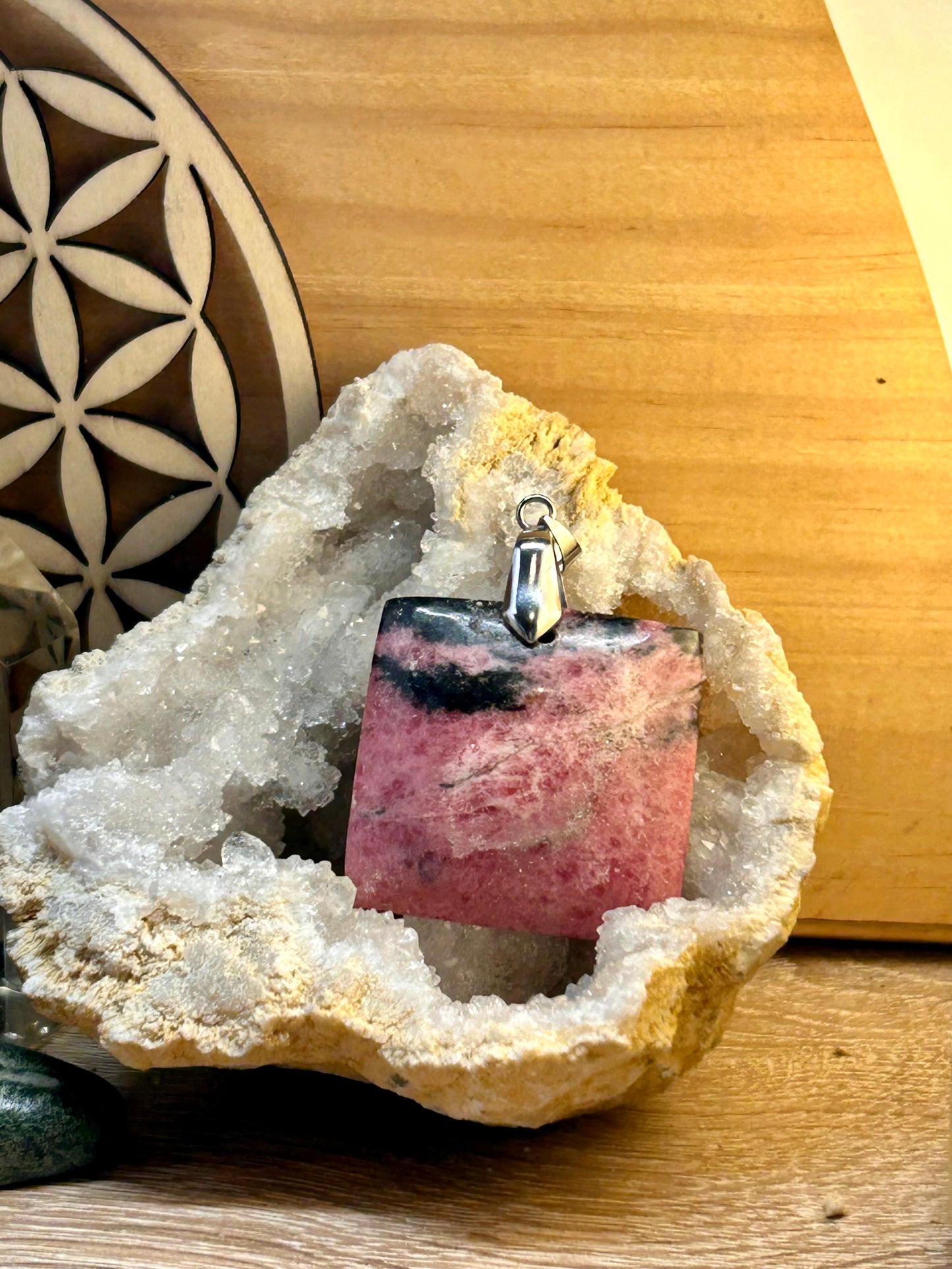 Pendentif de rhodonite veinée