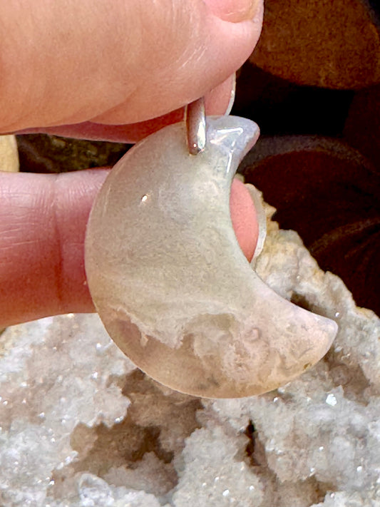 Pendentif croissant de lune en agate fleurs de cerisier